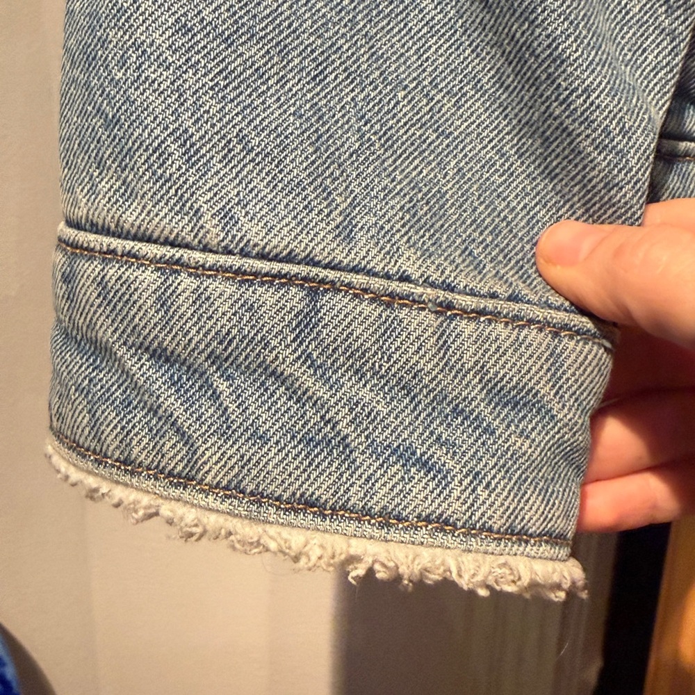 Levi's Light Blue Denim Jacket with Sherpa Trim - Picture 4 of 4